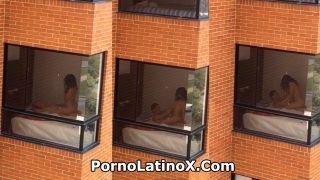 pareja latina sorprendida teniendo sexo con las ventanas abiertas – Porno Casero